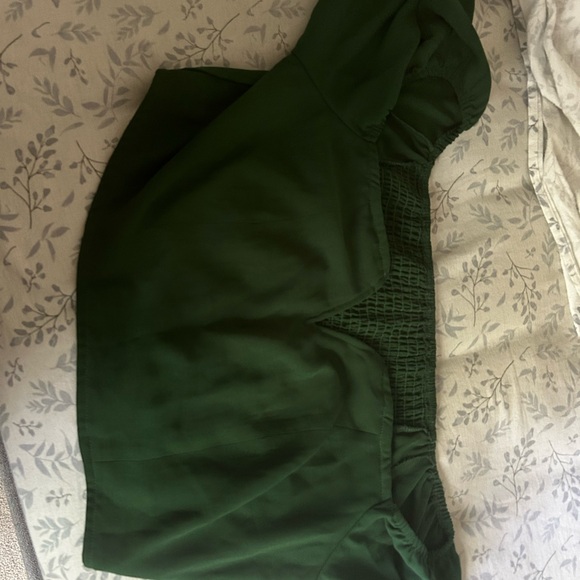 Green shirt and shorts - Picture 2 of 5